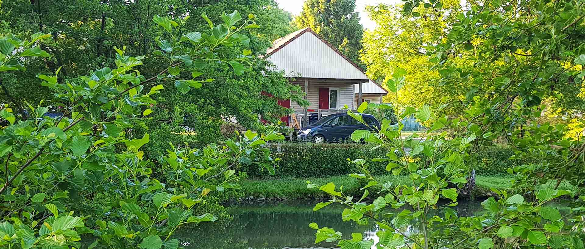 Mobil-home / chalet en bordure de rivière dans la Sarthe